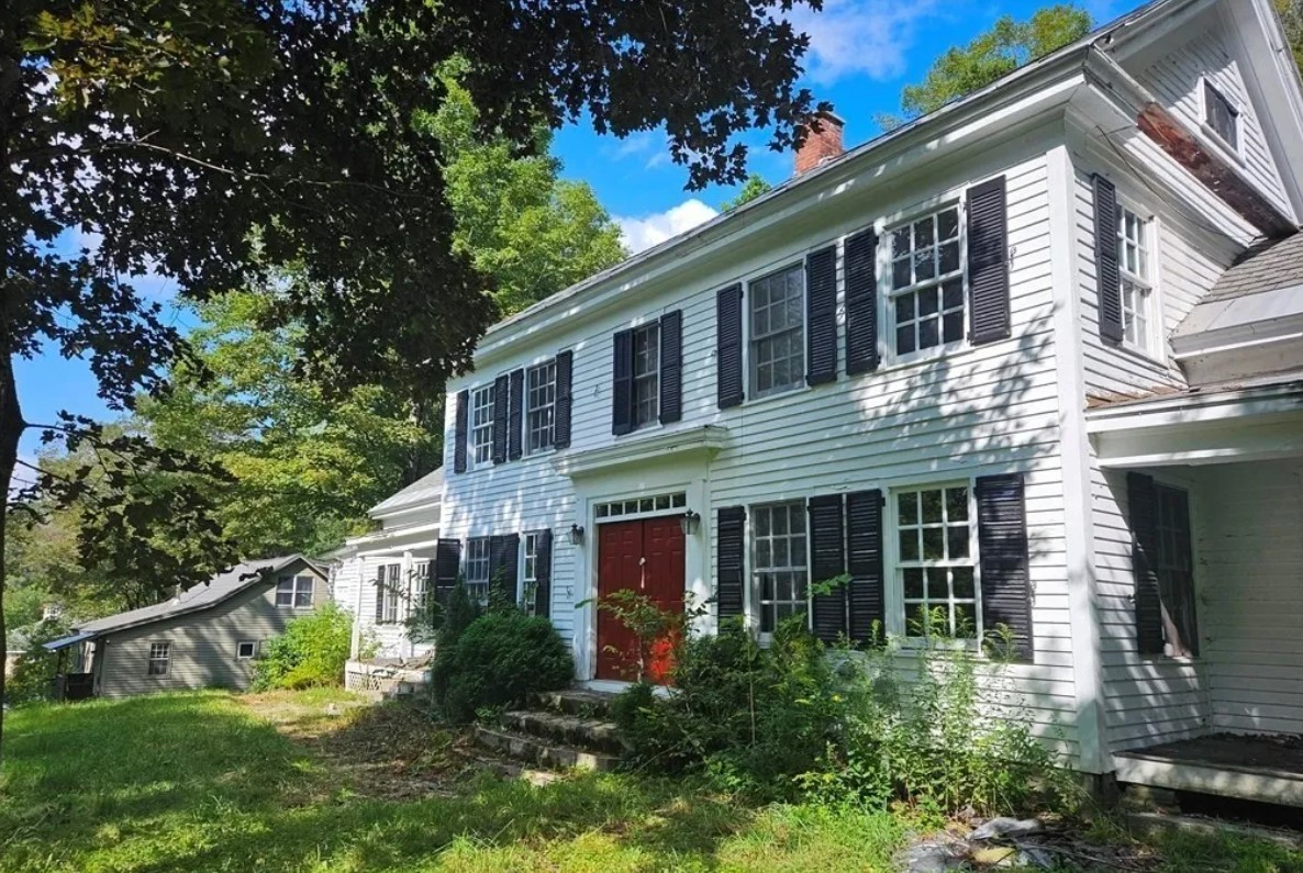 Large Colonial in Becket MA
