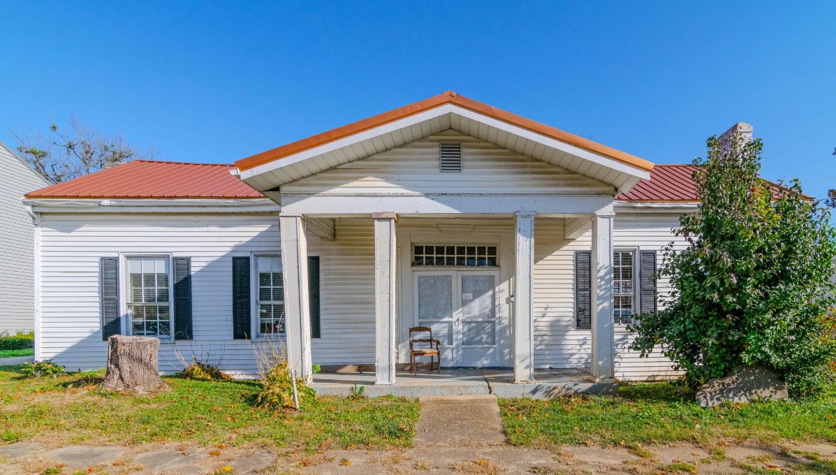 1810 Colonial in Paris, KY