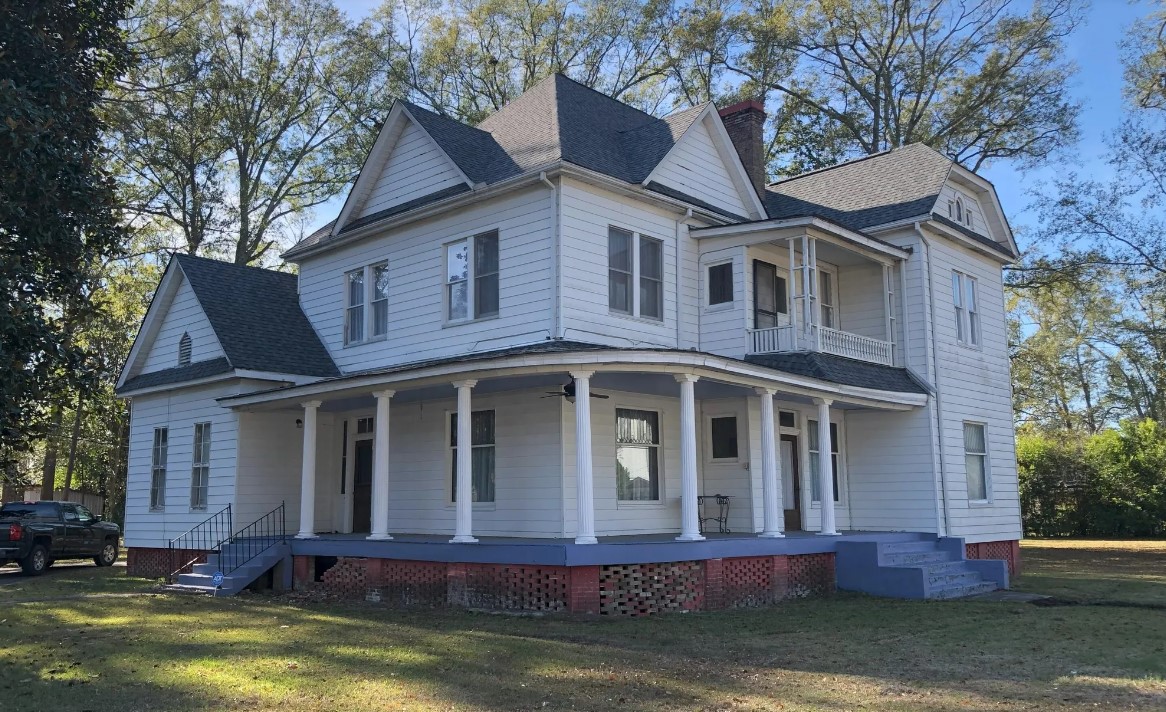 Colonial In Newton MS