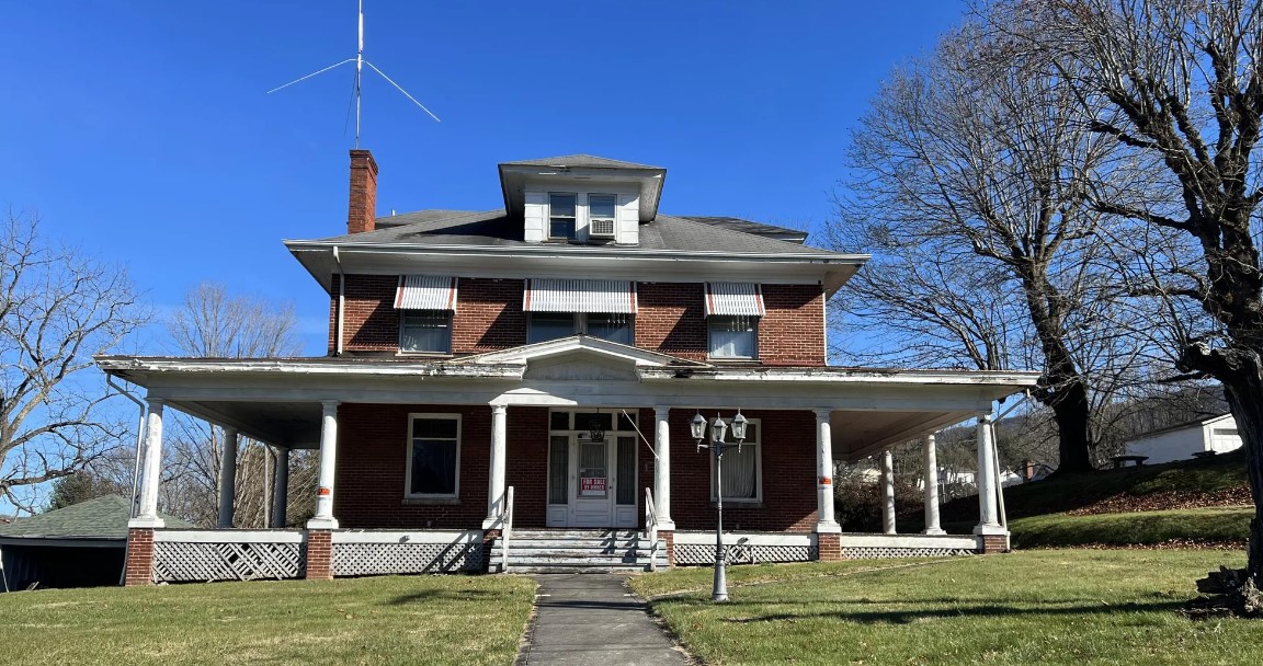 Large 1914 Home in Bluefield WV
