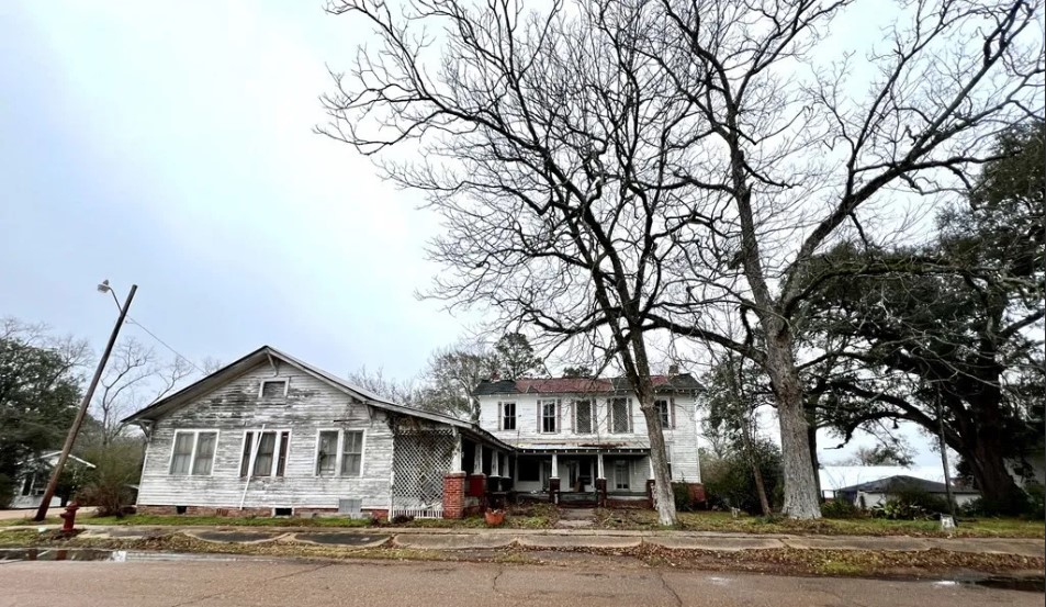 Large Fixer Upper in Gloster MS