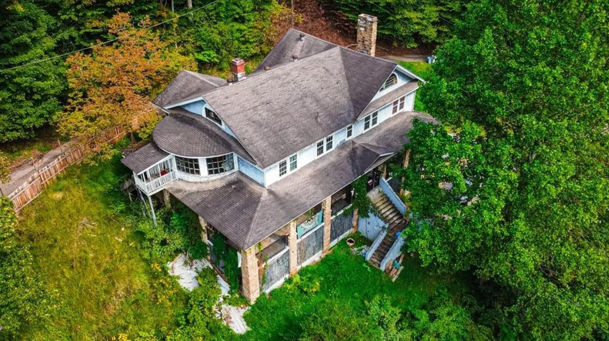 Large Home in Weeksbury, KY