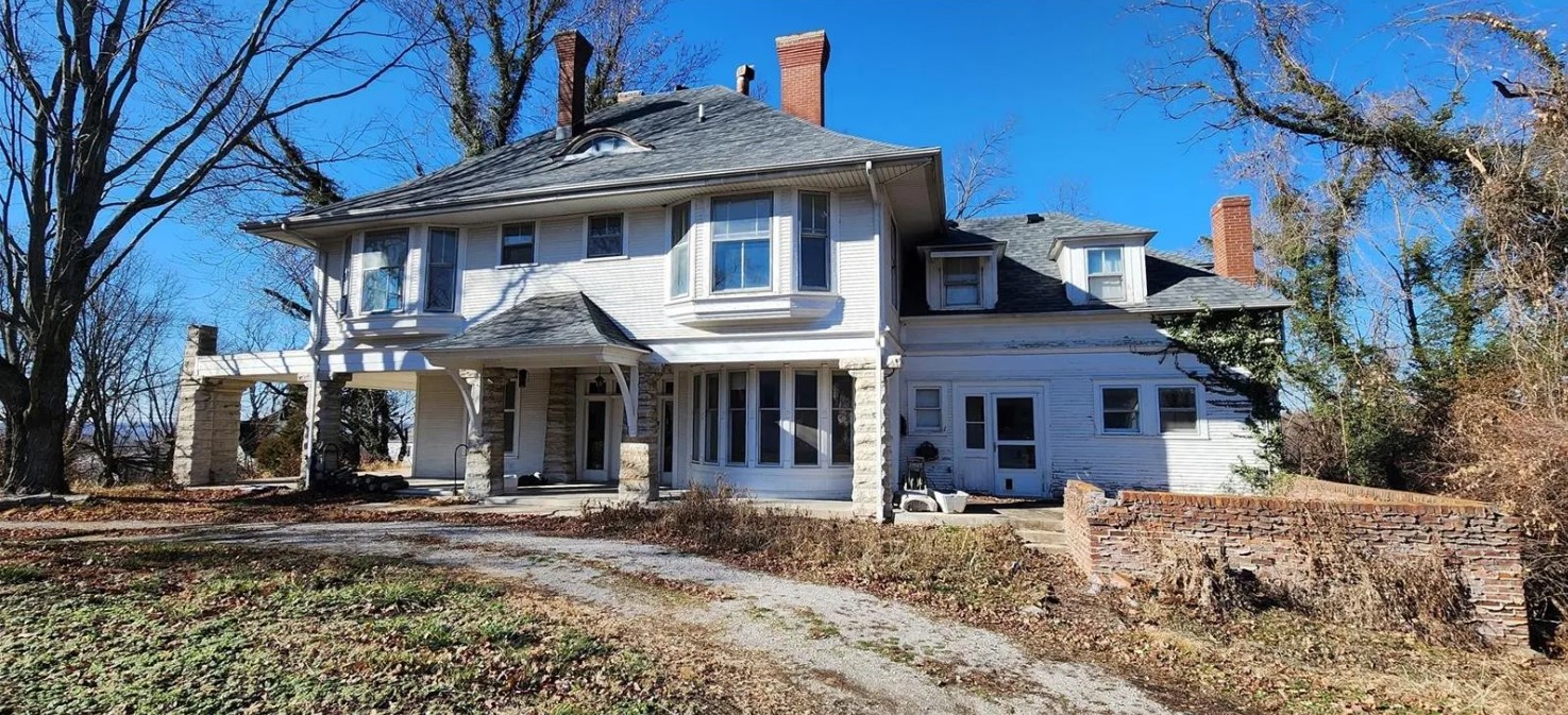 Grand Fixer Upper in Chester, IL