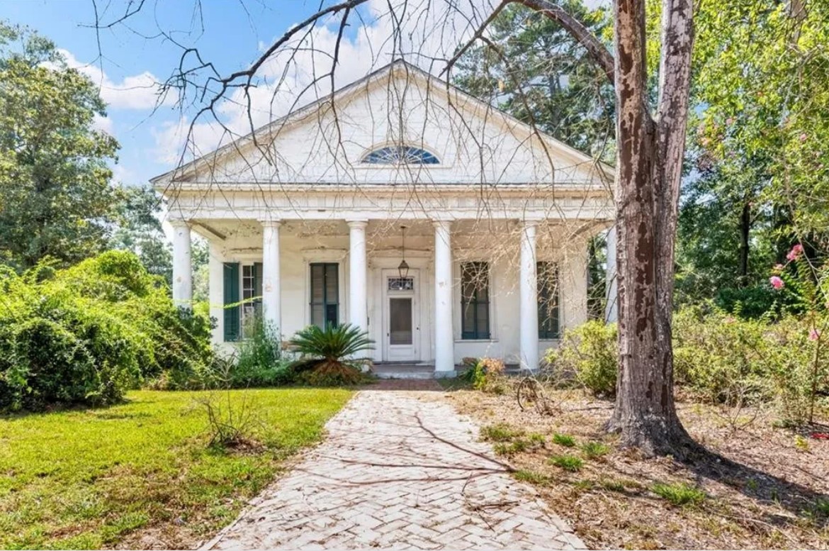 Brame-Bennett House Comes with a Cemetery