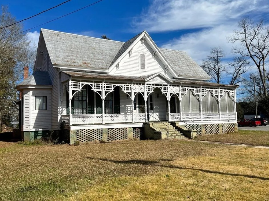 Residential Charm, Commercial Kitchen Possibilities