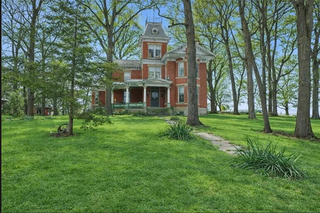 Spiraling Staircases and Soaring Ceilings in Missouri